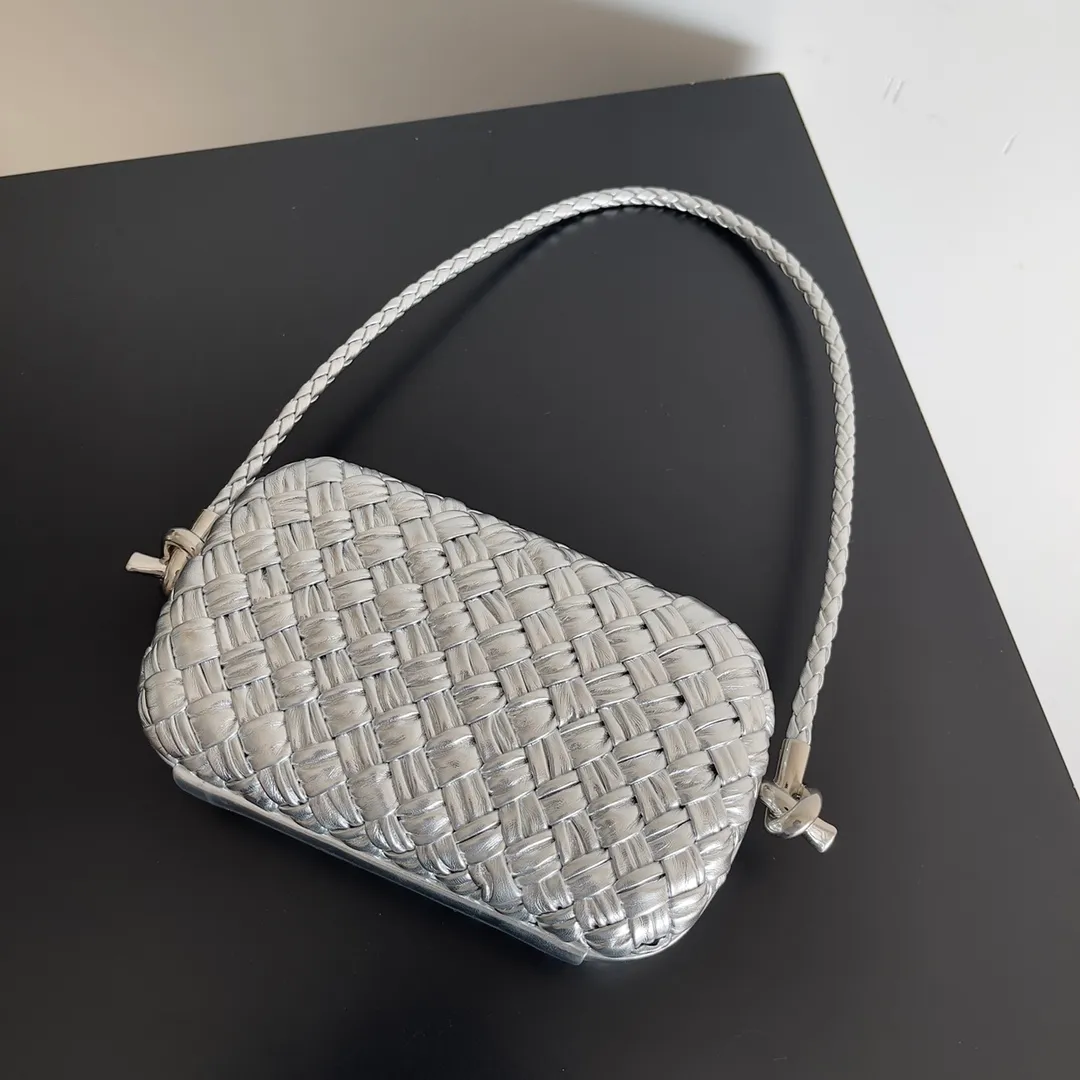 Batch 2100 𝘽𝙤𝙩𝙩𝙚𝙜𝙖 𝙫𝙚𝙣𝙚𝙩𝙖 (Higher version) Original leather ➕ Stainless steel hardware ➕ 24k real gold plating ➕ Fully handmade Jordanian Queen Rania and Princess Iman Knot clutch bag attended the event Real old money A must-have style❤️ The Knot classic is reproduced😌A small belt has been added to carry it on the shoulder🉑A must-have bag for important occasions, making your outfit more attractive✨ It is shipped with a full set of packaging from the factory, welcome to compare Style number: 717623 Size: 20.5*6*12.5